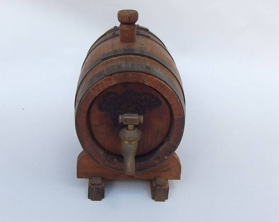 An awesome vintage oak wine barrel with brass bands and tap in great cosmetic condition