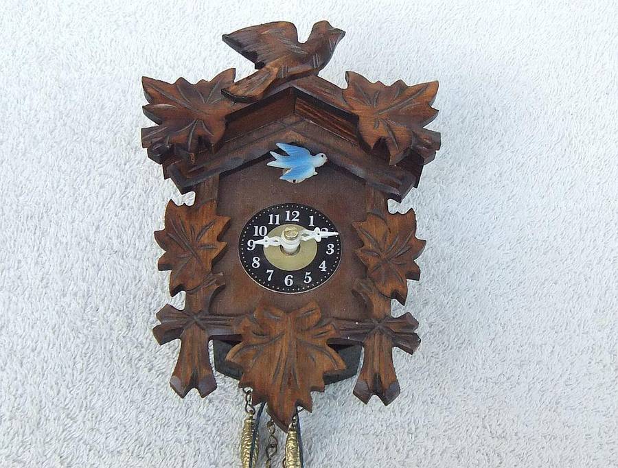 A HIGHLY DETAILED VINTAGE MINIATURE QUARTZ CUCKOO CLOCK "ORNAMENT" - READ WHY