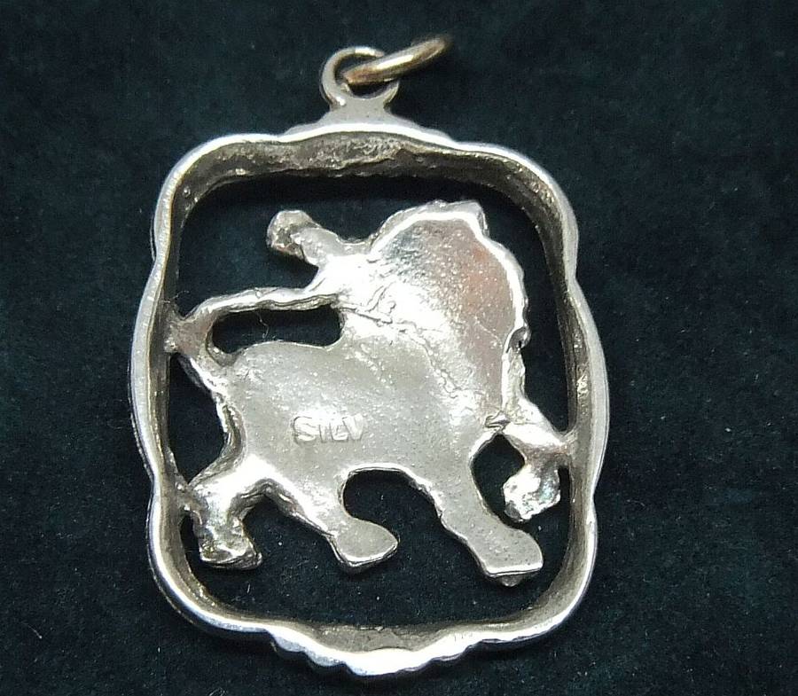 A VINTAGE SOLID STERLING SILVER "" LEO "" STAR SIGN PENDANT - ZODIAC 14