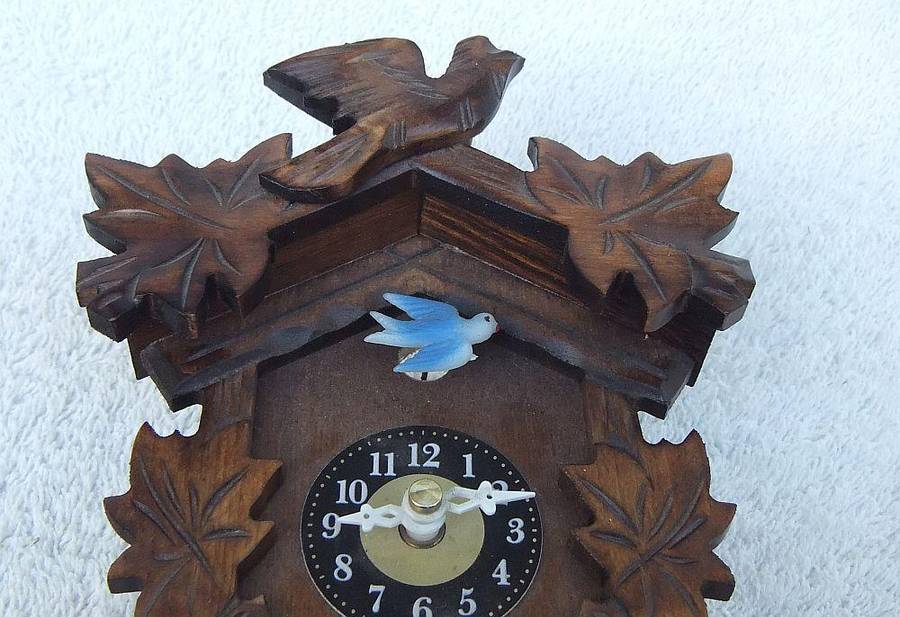 A HIGHLY DETAILED VINTAGE MINIATURE QUARTZ CUCKOO CLOCK "ORNAMENT" - READ WHY