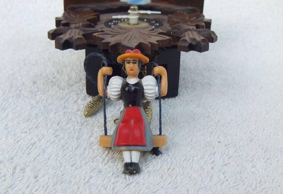 A HIGHLY DETAILED VINTAGE MINIATURE QUARTZ CUCKOO CLOCK "ORNAMENT" - READ WHY
