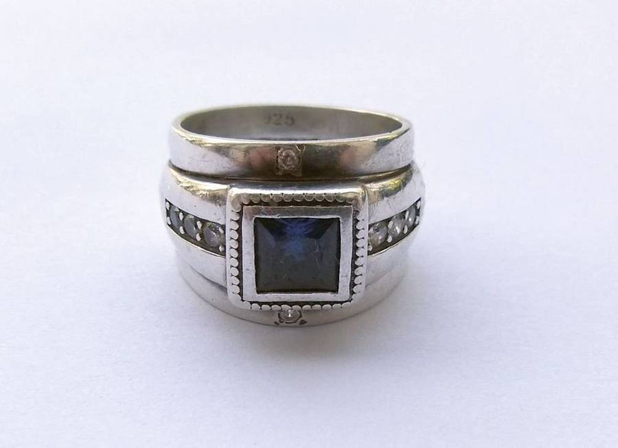A BEAUTIFUL STERLING SILVER RING WITH FACETED BLUE CZ AND CLEAR CZ STONES - 3 MADE INTO ONE