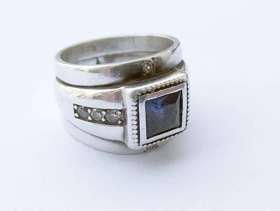 A BEAUTIFUL STERLING SILVER RING WITH FACETED BLUE CZ AND CLEAR CZ STONES - 3 MADE INTO ONE