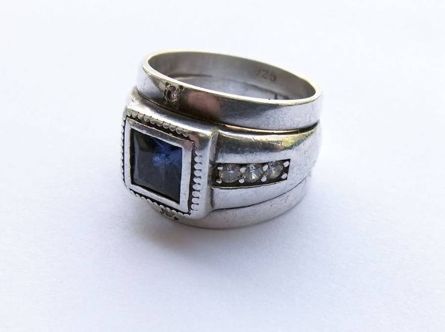 A BEAUTIFUL STERLING SILVER RING WITH FACETED BLUE CZ AND CLEAR CZ STONES - 3 MADE INTO ONE