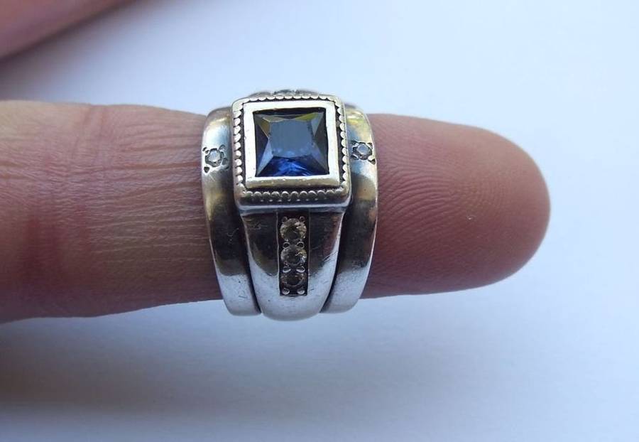 A BEAUTIFUL STERLING SILVER RING WITH FACETED BLUE CZ AND CLEAR CZ STONES - 3 MADE INTO ONE