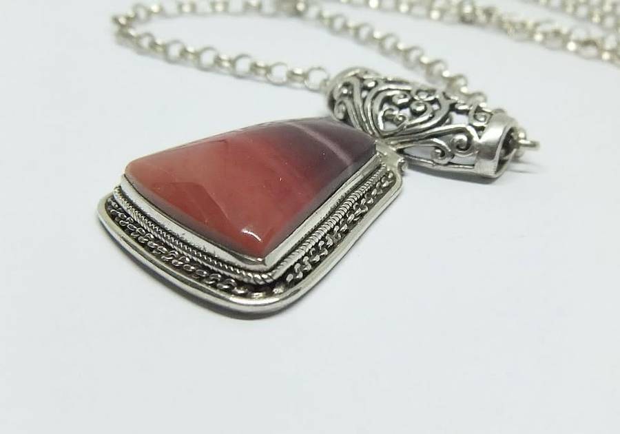 AN EXTRA LONG STERLING SILVER ROUND LINK NECKLACE & STERLING SILVER PENDANT SET WITH RED AGATE STONE