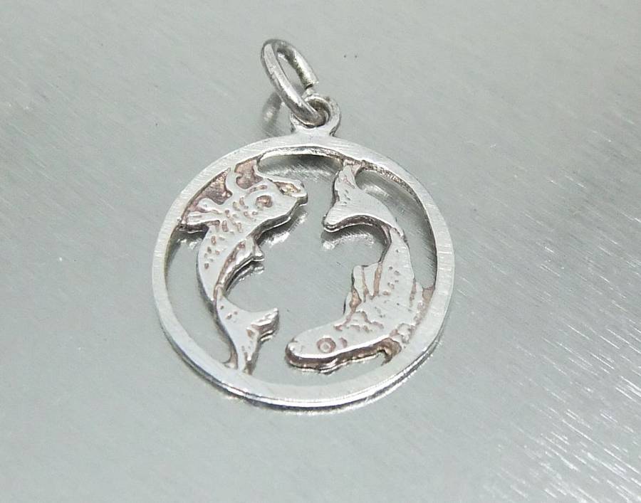 A RARE VINTAGE 1970`S STERLING SILVER "PISCES" ZODIAC SIGN PENDANT - NEVER WORN - FREE COMBINING !!