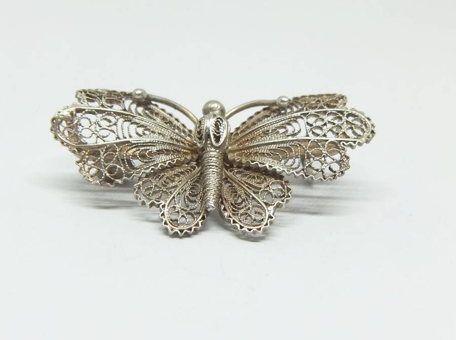 AN INTRICATELY DETAILED OLD "800" SILVER BUTTERFLY BROOCH MADE IN ITALY