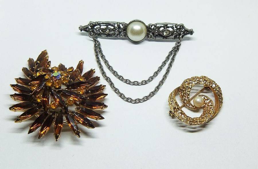 WOW !! THREE STUNNING VINTAGE BROOCHES FOR YOUR COLLECTION !! BID FOR THE LOT !!
