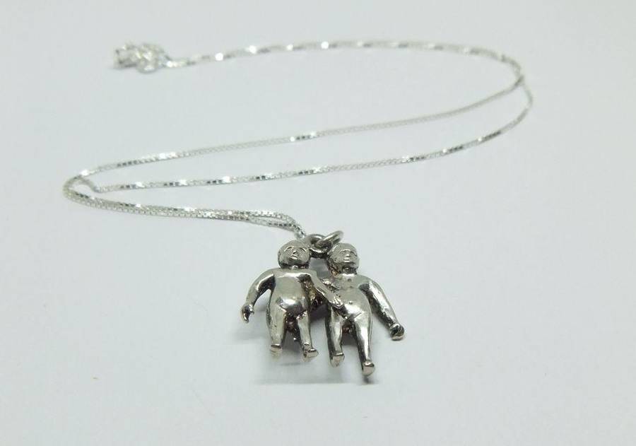 MUST SEE !! A VINTAGE SOLID STERLING SILVER GEMINI PENDANT WITH A 42 CM STERLING SILVER NECKLACE !!