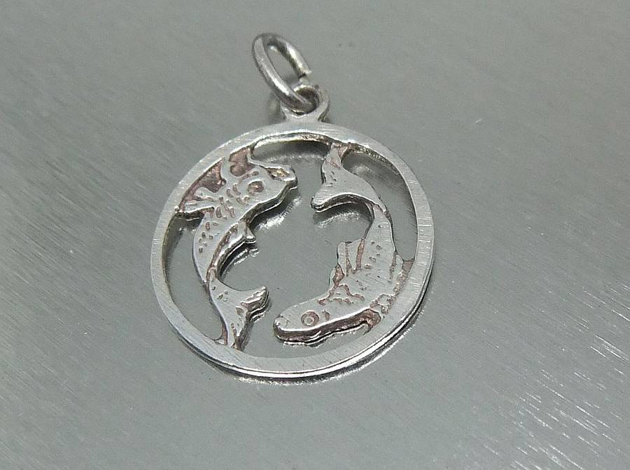 A RARE VINTAGE 1970`S STERLING SILVER "PISCES" ZODIAC SIGN PENDANT - NEVER WORN - FREE COMBINING !!