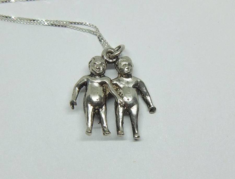 MUST SEE !! A VINTAGE SOLID STERLING SILVER GEMINI PENDANT WITH A 42 CM STERLING SILVER NECKLACE !!