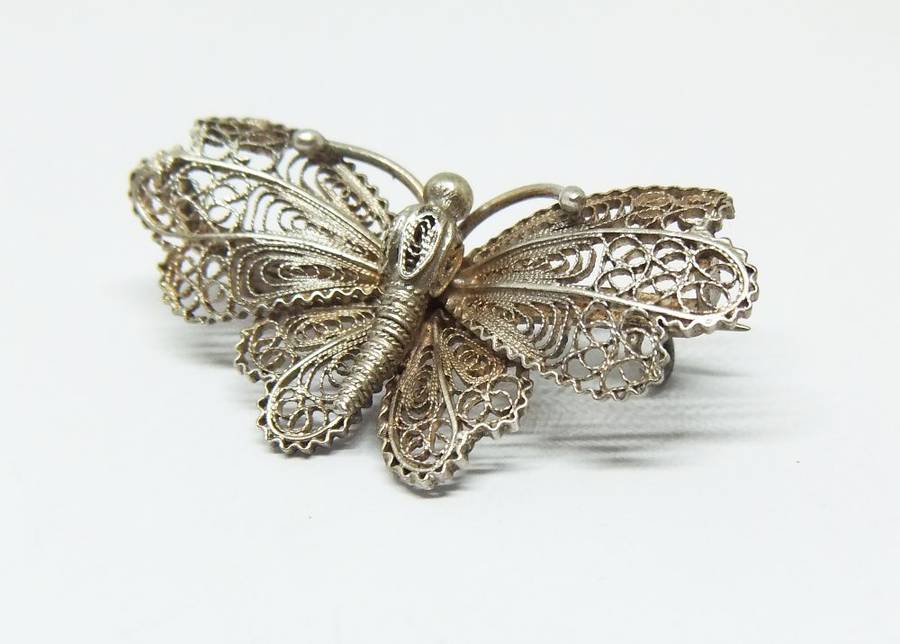 AN INTRICATELY DETAILED OLD "800" SILVER BUTTERFLY BROOCH MADE IN ITALY