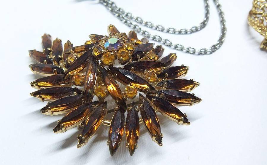 WOW !! THREE STUNNING VINTAGE BROOCHES FOR YOUR COLLECTION !! BID FOR THE LOT !!