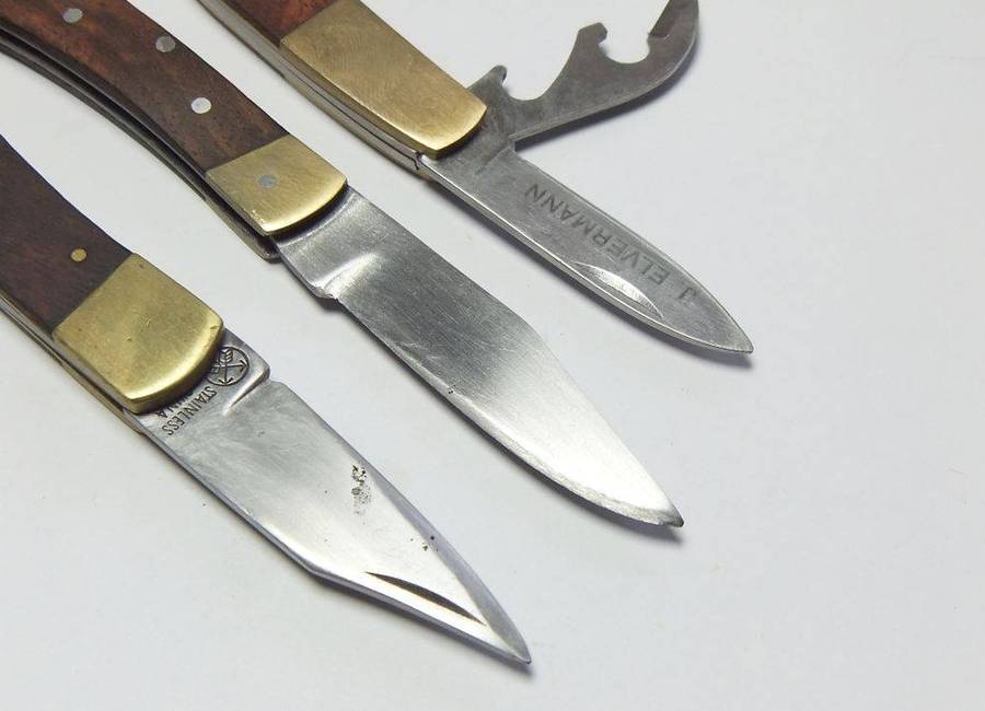 A lot of three vintage brass and wood folding pocket knives
