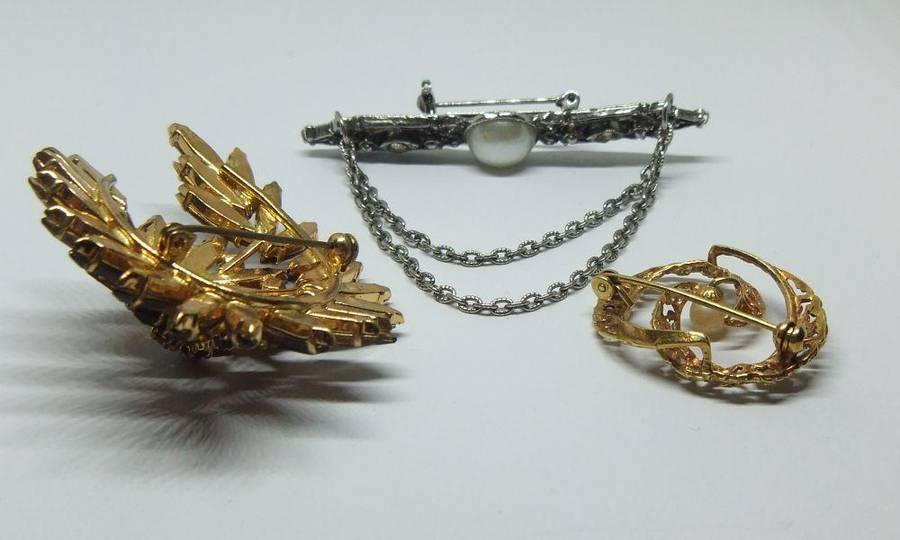 WOW !! THREE STUNNING VINTAGE BROOCHES FOR YOUR COLLECTION !! BID FOR THE LOT !!