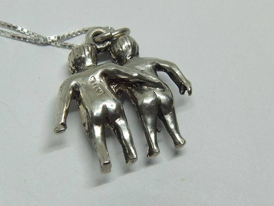 MUST SEE !! A VINTAGE SOLID STERLING SILVER GEMINI PENDANT WITH A 42 CM STERLING SILVER NECKLACE !!