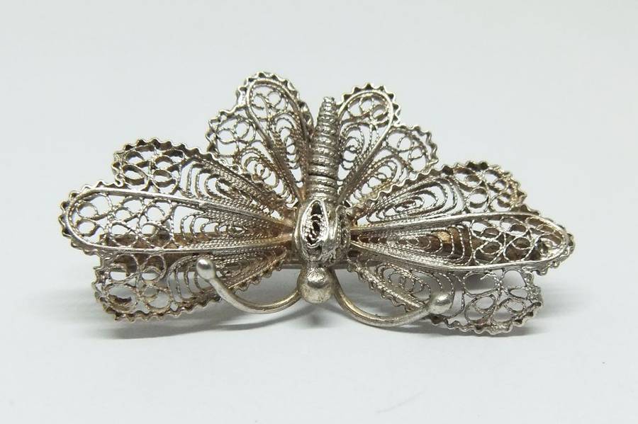AN INTRICATELY DETAILED OLD "800" SILVER BUTTERFLY BROOCH MADE IN ITALY