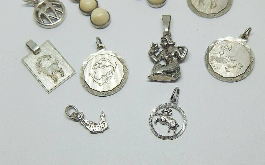 A lot of 9 vintage solid silver pendants and one sterling silver island charm
