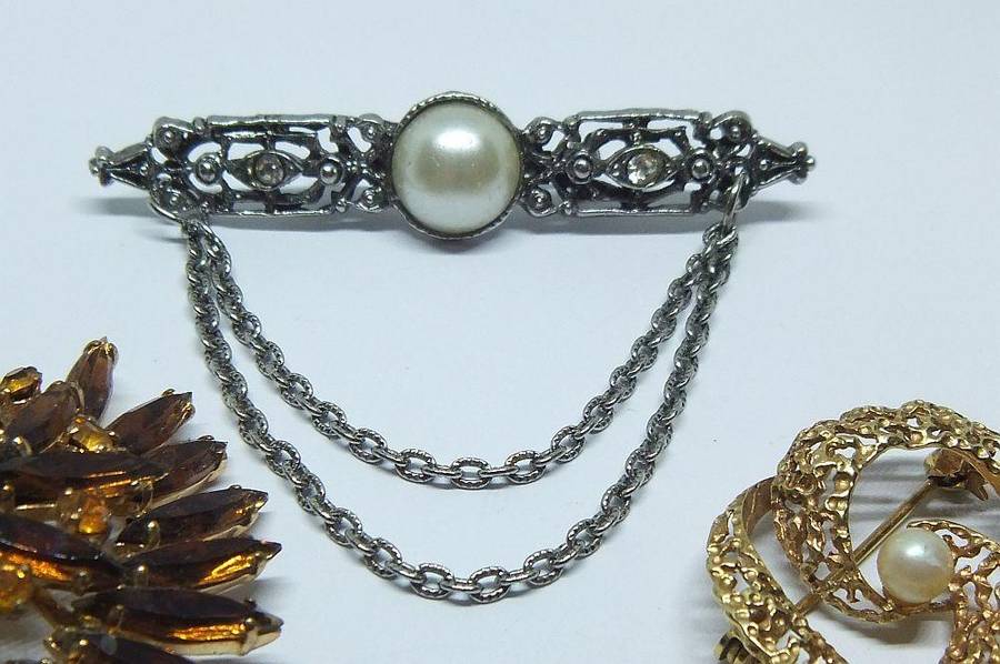 WOW !! THREE STUNNING VINTAGE BROOCHES FOR YOUR COLLECTION !! BID FOR THE LOT !!