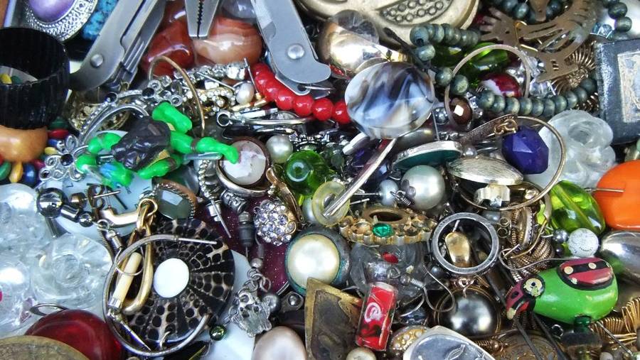 A JOBLOT OF VINTAGE BITS AND BOBS , FOR WEAR AND REPAIR , TO USE AND ABUSE - BID FOR THE LOT !!