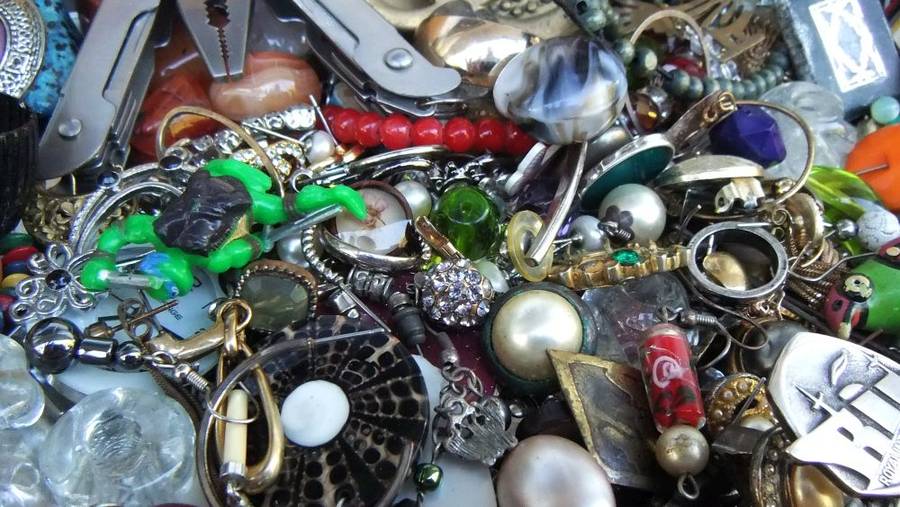 A JOBLOT OF VINTAGE BITS AND BOBS , FOR WEAR AND REPAIR , TO USE AND ABUSE - BID FOR THE LOT !!