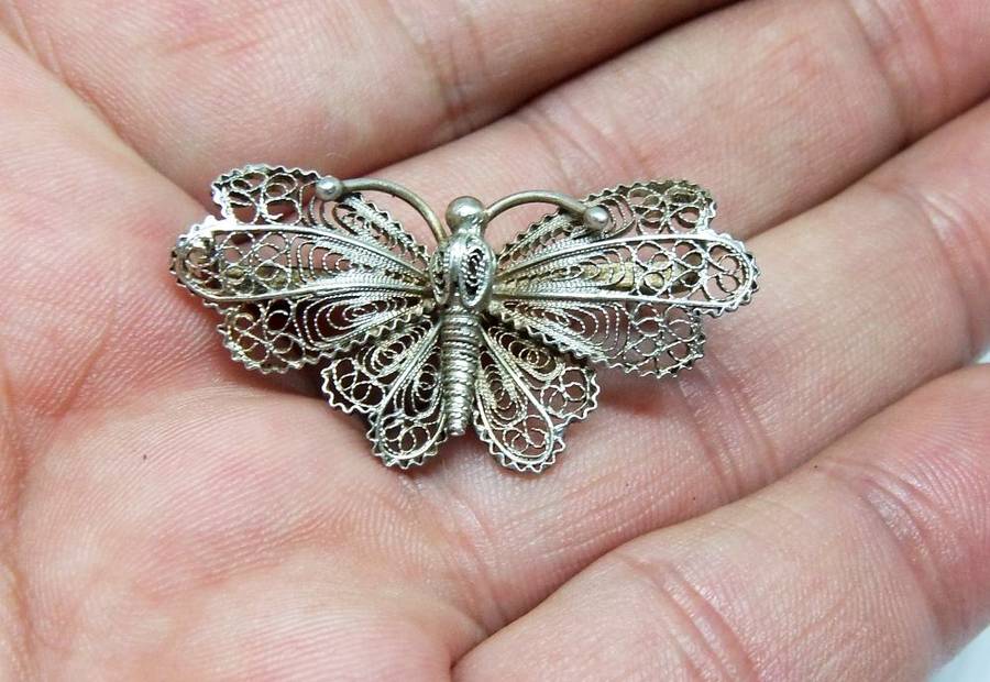 AN INTRICATELY DETAILED OLD "800" SILVER BUTTERFLY BROOCH MADE IN ITALY