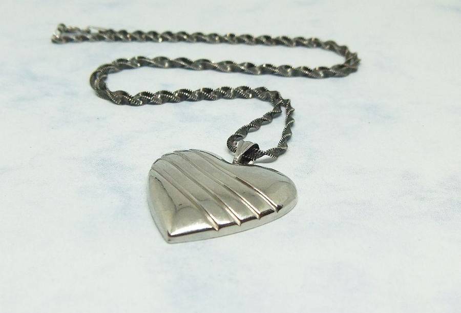 WOW !! A LOVELY TWIST LOOK STERLING SILVER NECKLACE WITH A LARGE STERLING SILVER HEART PENDANT !!