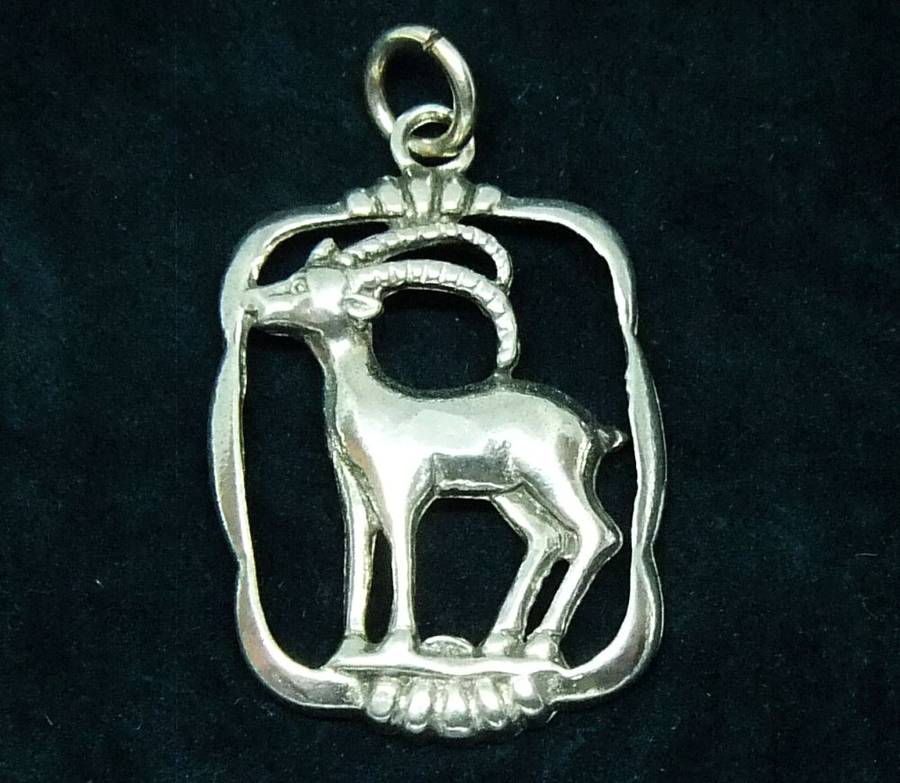 A VINTAGE SOLID STERLING SILVER "" CAPRICORN "" STAR SIGN PENDANT - ZODIAC 16