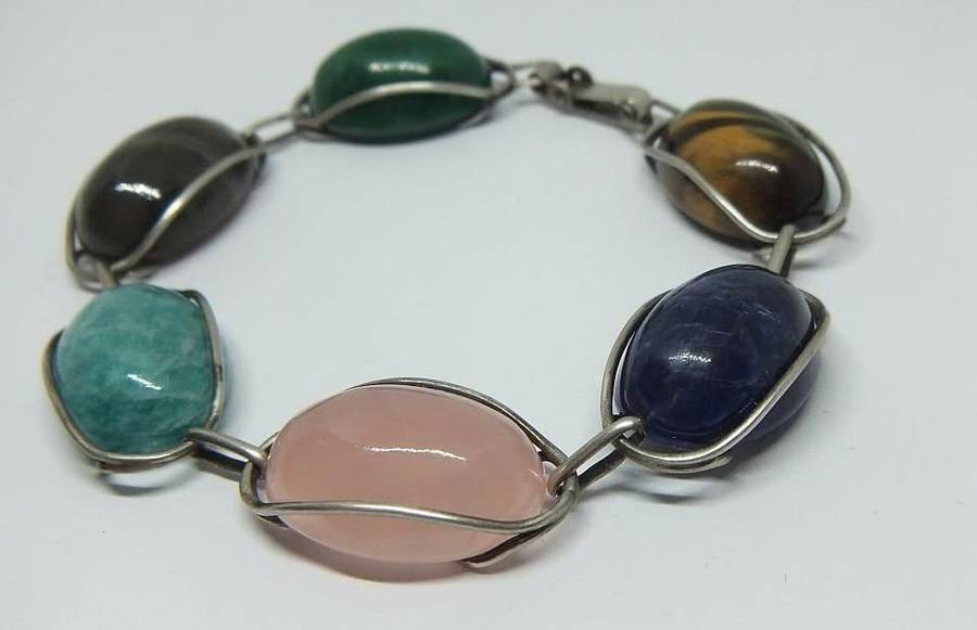 A GORGEOUS VINTAGE STERLING SILVER BRACELET SET WITH VARIOUS CABOCHON GEMSTONES IN GREAT CONDITION