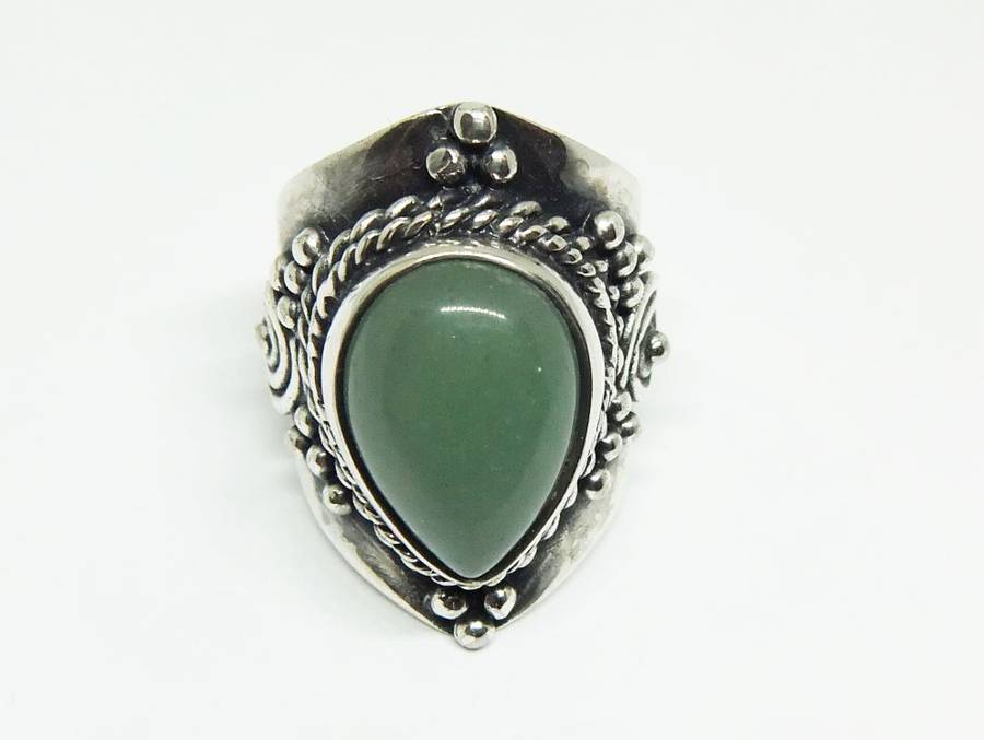 A SUPER HEAVY SOLID STERLING SILVER RING WITH A CABOCHON JADEITE STONE INSET PLUS GIFT BOX