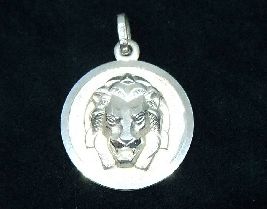 A VINTAGE SOLID STERLING SILVER "" LEO "" STAR SIGN PENDANT - ZODIAC 7