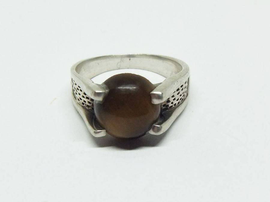 A superior quality vintage sterling silver ring set with a cabochon genuine Tigers eye stone