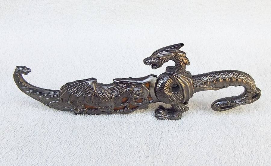 WOW !! A TOTALLY COOL DRAGON MOTIF ORNAMENTAL METAL DAGGER WITH STAINLESS STEEL BLADE !!