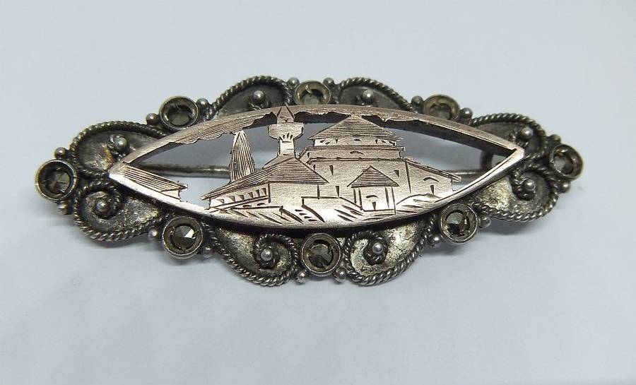 WOW !! AN UNUSUAL ANTIQUE SILVER AND GOLD TONE BROOCH WITH INCISED DECORATION AND MARCASITE !!