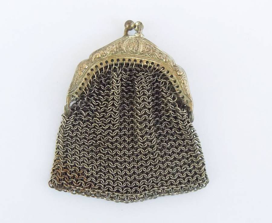 SWEET FIND !! AN OLD AND CHARACTERFUL METAL MESH LADIES COIN PURSE WITH LOTS OF DETAIL !!