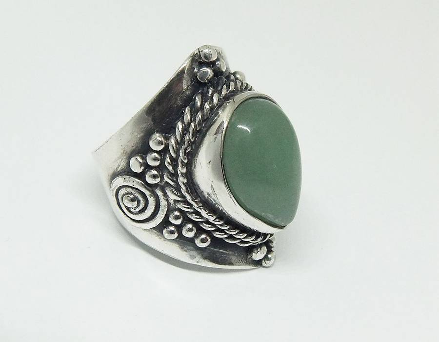 A SUPER HEAVY SOLID STERLING SILVER RING WITH A CABOCHON JADEITE STONE INSET PLUS GIFT BOX