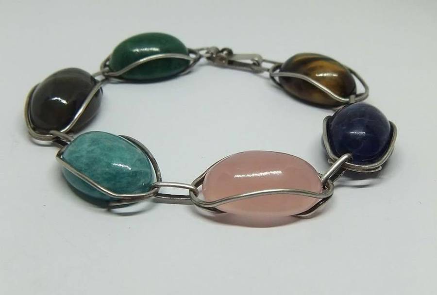 A GORGEOUS VINTAGE STERLING SILVER BRACELET SET WITH VARIOUS CABOCHON GEMSTONES IN GREAT CONDITION