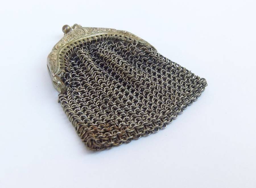SWEET FIND !! AN OLD AND CHARACTERFUL METAL MESH LADIES COIN PURSE WITH LOTS OF DETAIL !!
