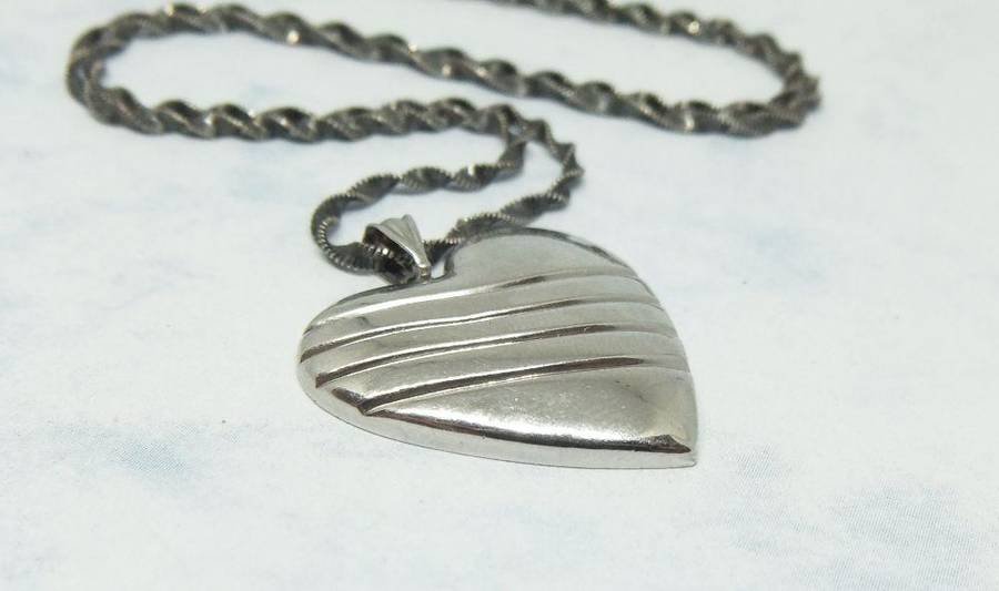 WOW !! A LOVELY TWIST LOOK STERLING SILVER NECKLACE WITH A LARGE STERLING SILVER HEART PENDANT !!