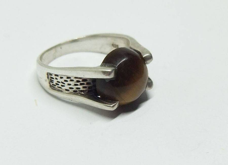 A superior quality vintage sterling silver ring set with a cabochon genuine Tigers eye stone