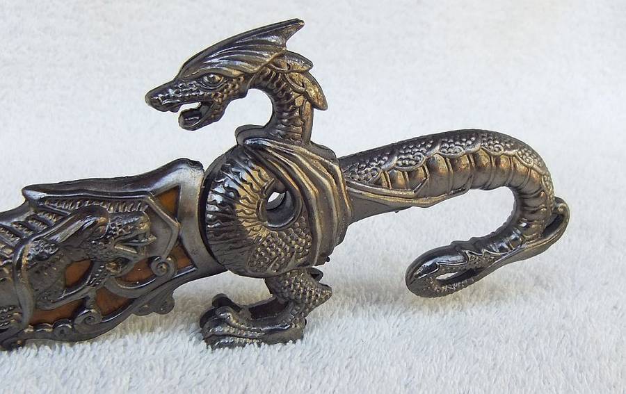 WOW !! A TOTALLY COOL DRAGON MOTIF ORNAMENTAL METAL DAGGER WITH STAINLESS STEEL BLADE !!
