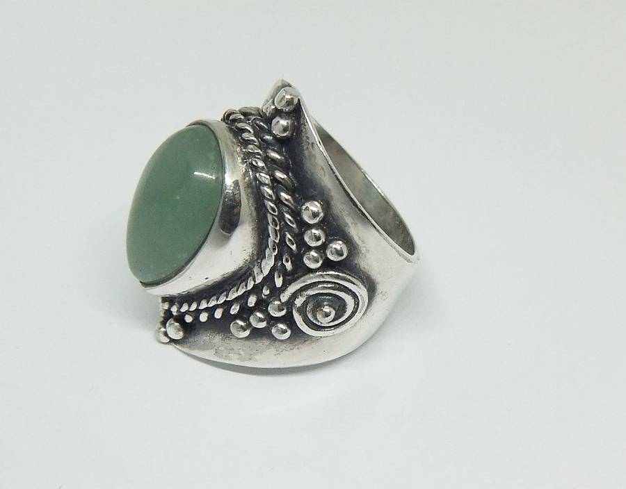 A SUPER HEAVY SOLID STERLING SILVER RING WITH A CABOCHON JADEITE STONE INSET PLUS GIFT BOX