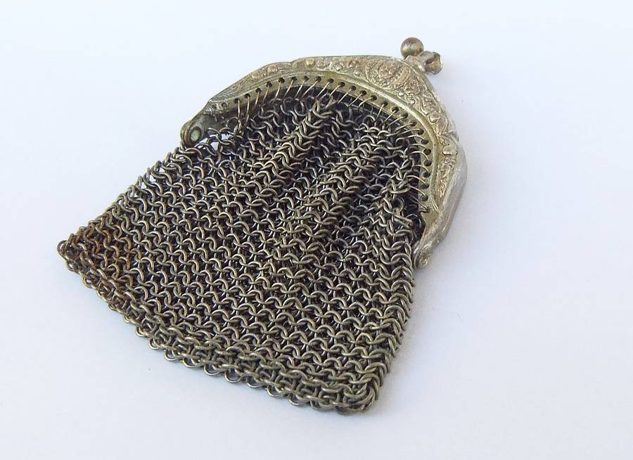 SWEET FIND !! AN OLD AND CHARACTERFUL METAL MESH LADIES COIN PURSE WITH LOTS OF DETAIL !!