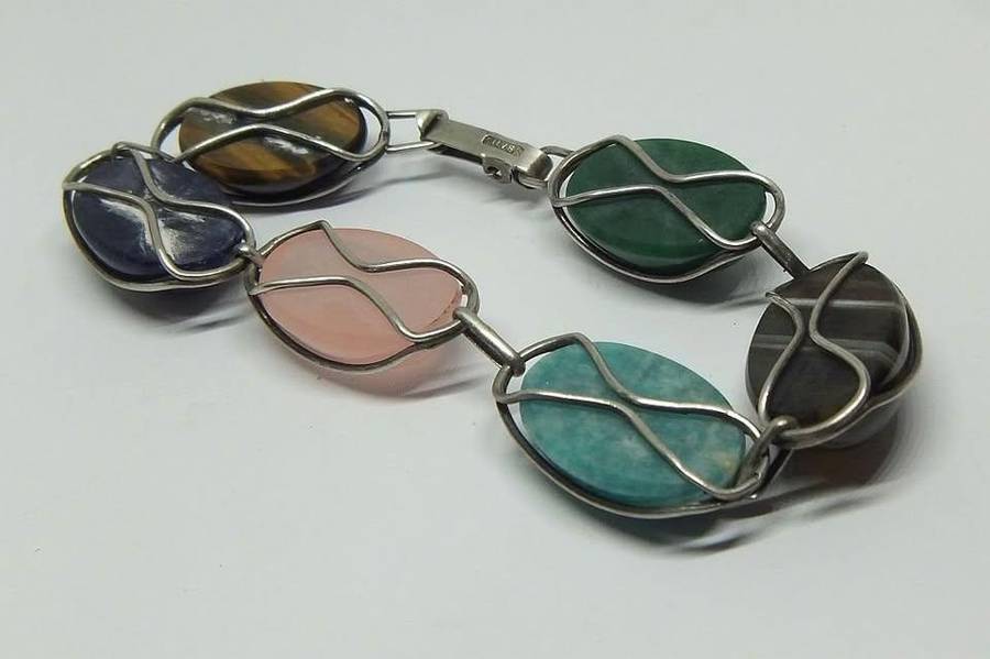 A GORGEOUS VINTAGE STERLING SILVER BRACELET SET WITH VARIOUS CABOCHON GEMSTONES IN GREAT CONDITION