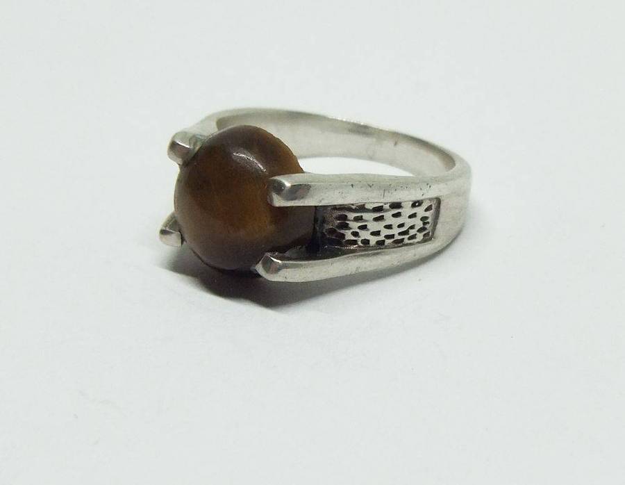 A superior quality vintage sterling silver ring set with a cabochon genuine Tigers eye stone