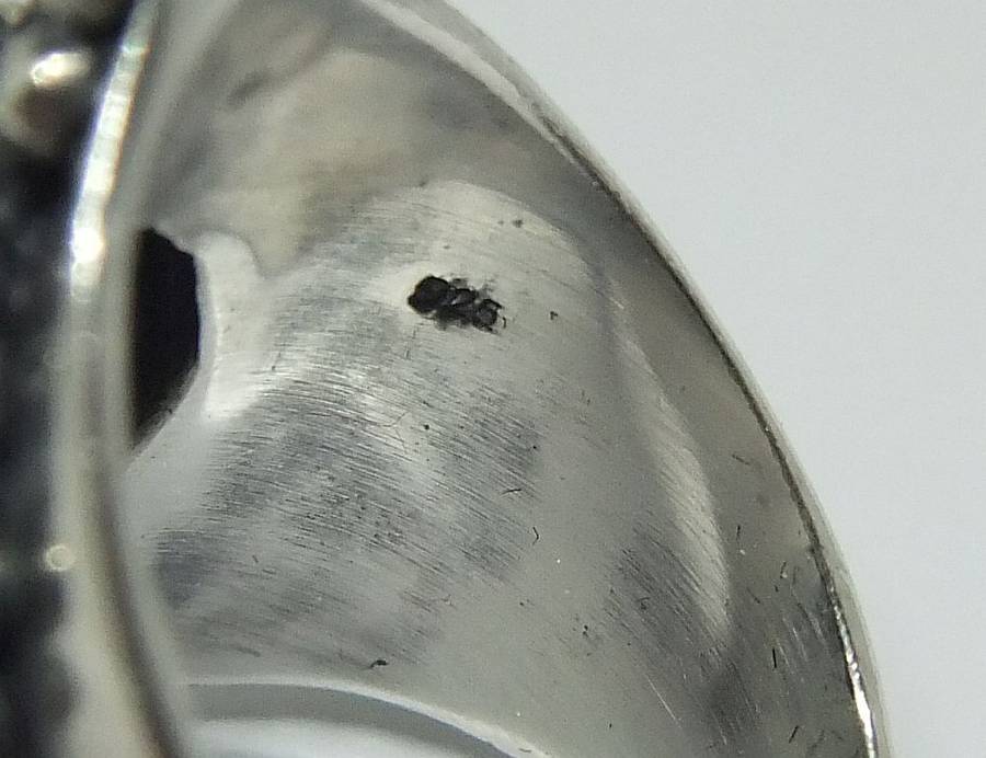 A SUPER HEAVY SOLID STERLING SILVER RING WITH A CABOCHON JADEITE STONE INSET PLUS GIFT BOX