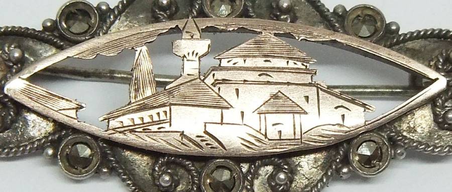 WOW !! AN UNUSUAL ANTIQUE SILVER AND GOLD TONE BROOCH WITH INCISED DECORATION AND MARCASITE !!