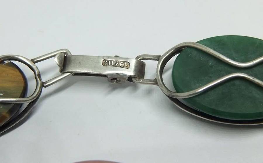 A GORGEOUS VINTAGE STERLING SILVER BRACELET SET WITH VARIOUS CABOCHON GEMSTONES IN GREAT CONDITION