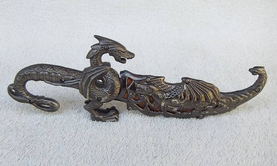 WOW !! A TOTALLY COOL DRAGON MOTIF ORNAMENTAL METAL DAGGER WITH STAINLESS STEEL BLADE !!
